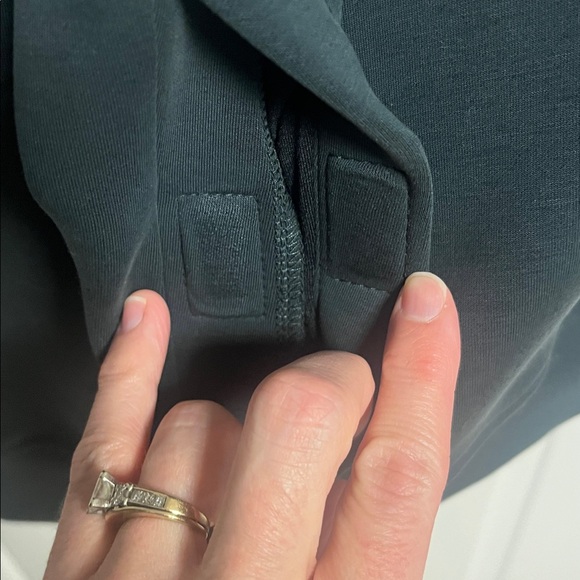 CrossFit Games 2025Velites -Women's Black Hooded Sweatshirt w/magnetic pockets! - Picture 8 of 9